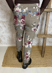 Naisten kukkakuvioiset stretch-housut, joustava materiaali, korkea vyötärö, kapeneva lahje ja käytännölliset taskut