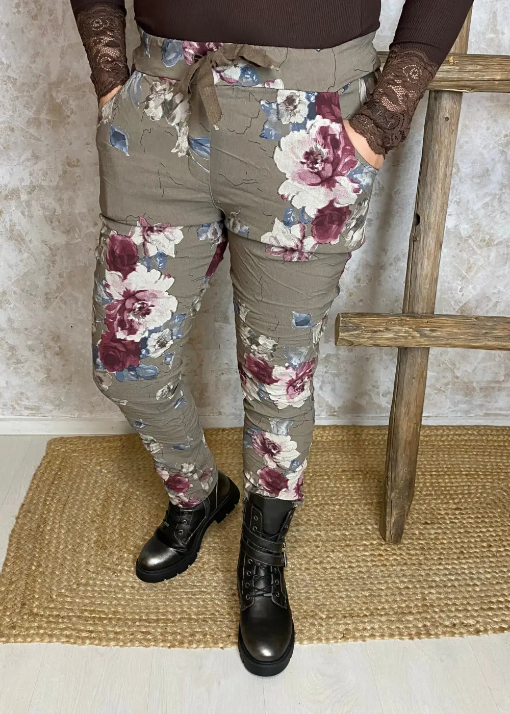 Naisten kukkakuvioiset stretch-housut, joustava materiaali, korkea vyötärö, kapeneva lahje ja käytännölliset taskut