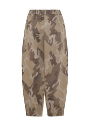 Beiget camo-kuvioiset farkkumaiset barrel-housut, korkea kuminauhavyötärö, etutaskut sekä leveät, kapenevat lahkeet
