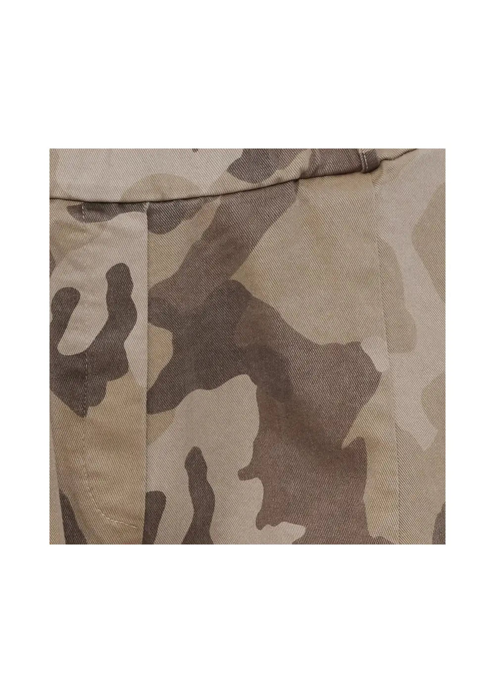 Beiget camo-kuvioiset farkkumaiset barrel-housut, korkea kuminauhavyötärö, etutaskut sekä leveät, kapenevat lahkeet
