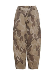 Beiget camo-kuvioiset farkkumaiset barrel-housut, korkea kuminauhavyötärö, etutaskut sekä leveät, kapenevat lahkeet