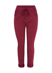 Violetinpunaiset rennot stretch-housut korkealla vyötäröllä, joustava materiaali, kapeneva lahje ja käytännölliset taskut arkeen.