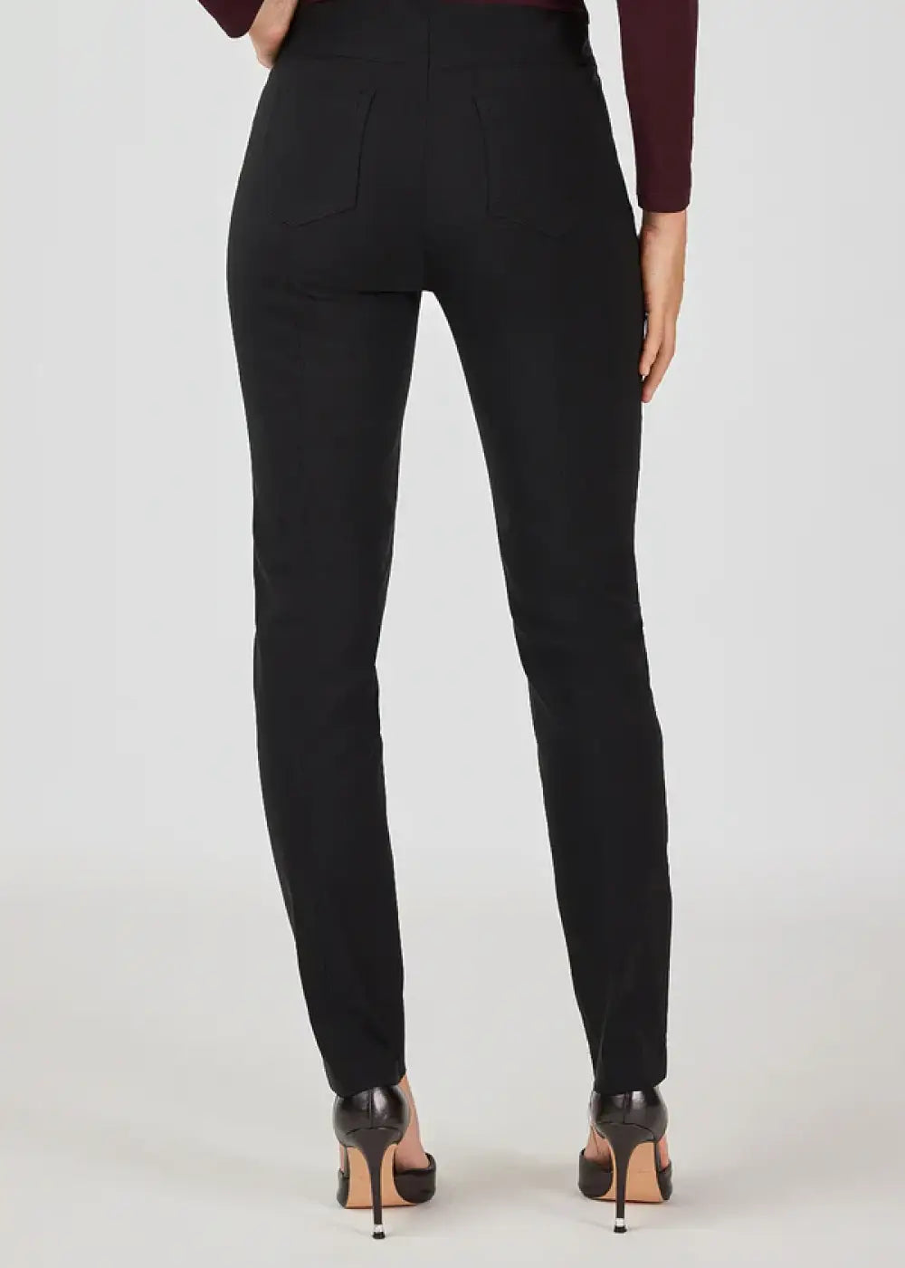 Klassiset, joustavat stretch-housut korkealla vyötäröllä, kapenevilla lahkeilla ja käytännöllisillä taskuilla.