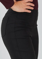 Klassiset, joustavat stretch-housut korkealla vyötäröllä, kapenevilla lahkeilla ja käytännöllisillä taskuilla.