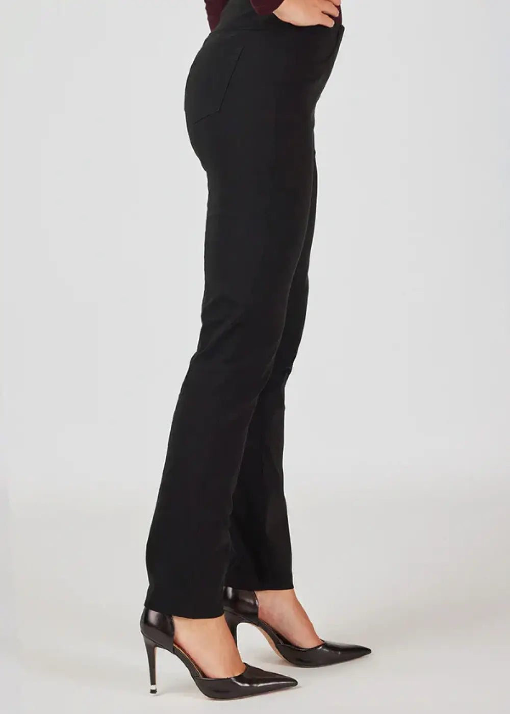 Klassiset, joustavat stretch-housut korkealla vyötäröllä, kapenevilla lahkeilla ja käytännöllisillä taskuilla.