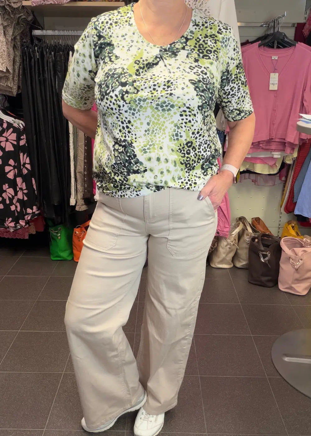 Haalean beiget stretch-housut, leveät lahkeet, korkea vyötärö, edessä vetoketju ja nappi sekä taskut edessä ja takana