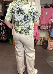 Haalean beiget stretch-housut, leveät lahkeet, korkea vyötärö, edessä vetoketju ja nappi sekä taskut edessä ja takana