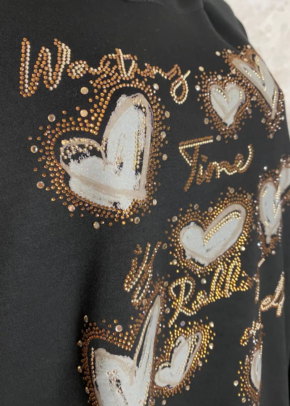 Säihkyvä huppari strassisydämillä – pehmeä collegekangas, suora malli ja kultaiset yksityiskohdat tuovat tyylikästä mukavuutta.