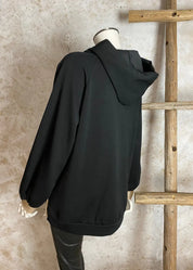 Säihkyvä huppari strassisydämillä – pehmeä collegekangas, suora malli ja kultaiset yksityiskohdat tuovat tyylikästä mukavuutta.