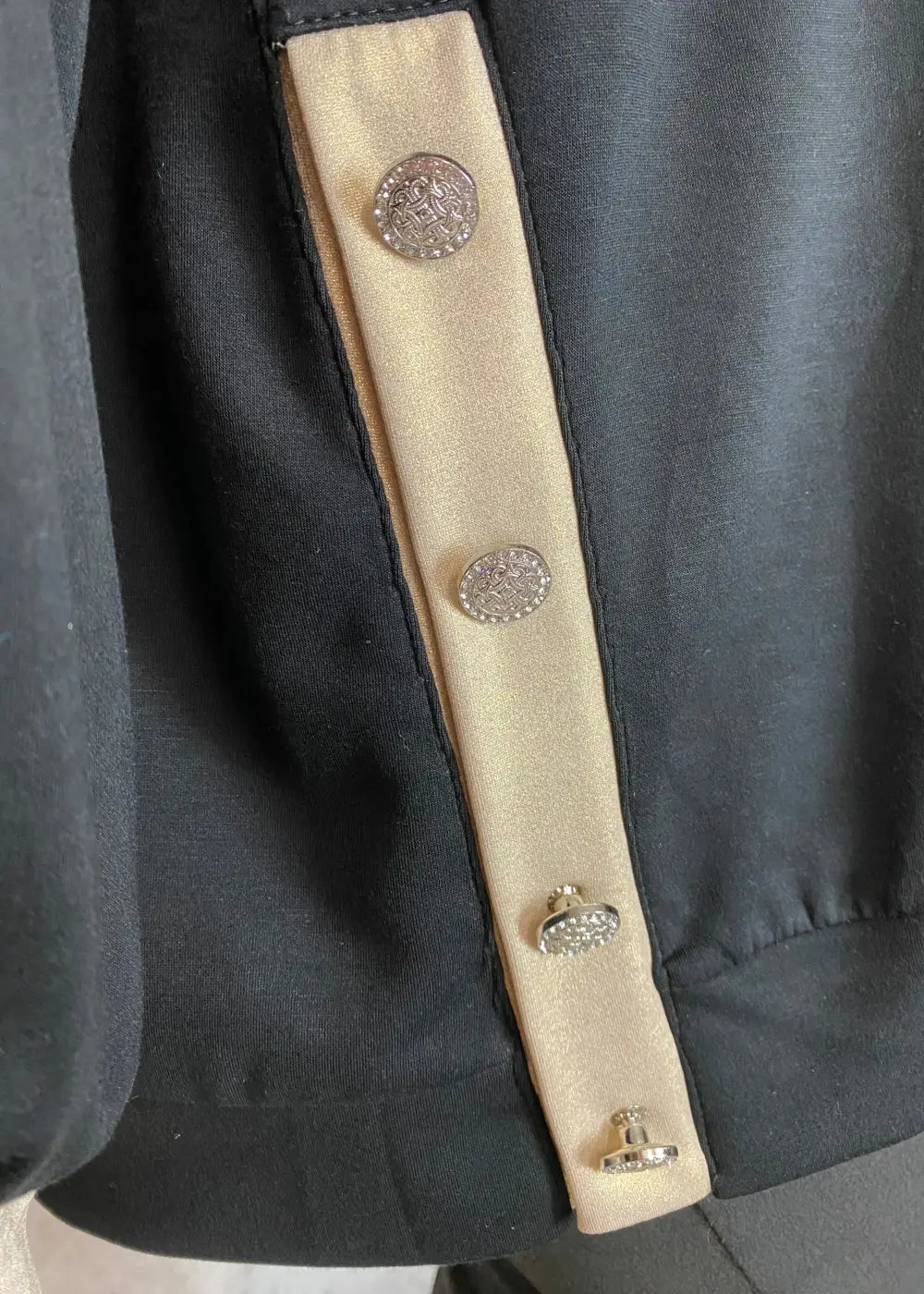 Säihkyvä huppari strassisydämillä – pehmeä collegekangas, suora malli ja kultaiset yksityiskohdat tuovat tyylikästä mukavuutta.