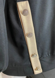 Säihkyvä huppari strassisydämillä – pehmeä collegekangas, suora malli ja kultaiset yksityiskohdat tuovat tyylikästä mukavuutta.