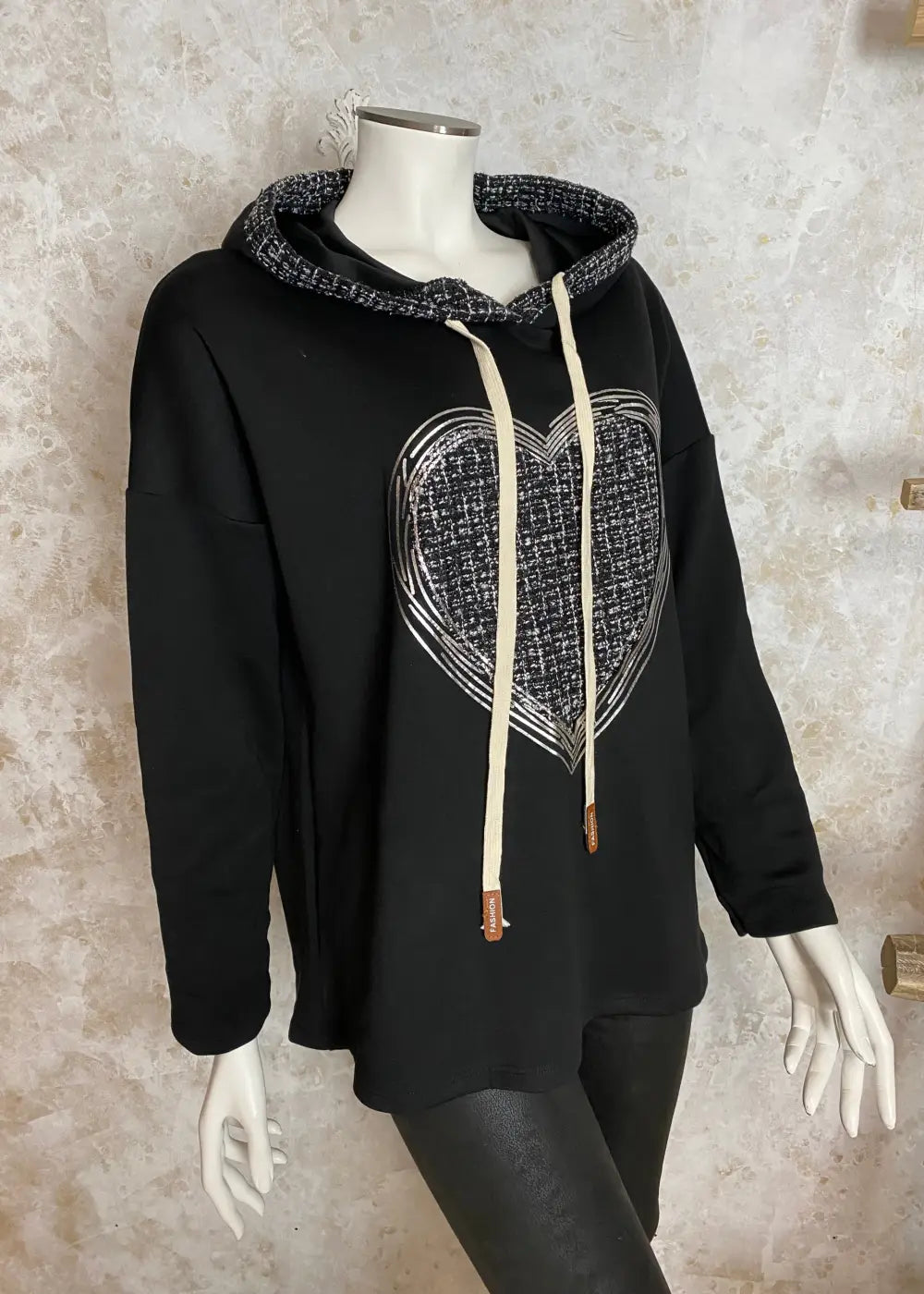 Hurmaava huppari pehmeästä collegekankaasta, glitteryksityiskohdilla ja naisellisella mallilla arkeen ja rentoihin hetkiin