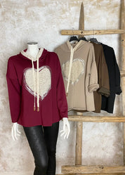 Hurmaava huppari pehmeästä collegekankaasta, glitteryksityiskohdilla ja naisellisella mallilla arkeen ja rentoihin hetkiin