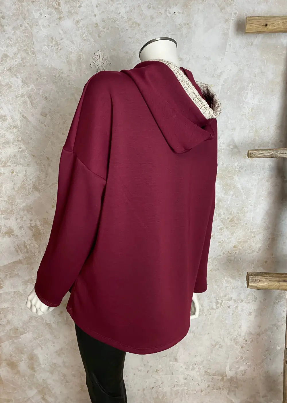 Hurmaava huppari pehmeästä collegekankaasta, glitteryksityiskohdilla ja naisellisella mallilla arkeen ja rentoihin hetkiin