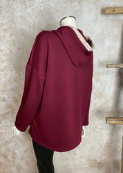 Hurmaava huppari pehmeästä collegekankaasta, glitteryksityiskohdilla ja naisellisella mallilla arkeen ja rentoihin hetkiin