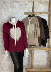 Hurmaava huppari pehmeästä collegekankaasta, glitteryksityiskohdilla ja naisellisella mallilla arkeen ja rentoihin hetkiin