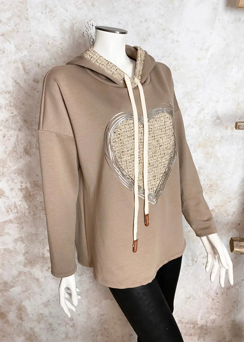 Hurmaava huppari pehmeästä collegekankaasta, glitteryksityiskohdilla ja naisellisella mallilla arkeen ja rentoihin hetkiin