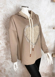 Hurmaava huppari pehmeästä collegekankaasta, glitteryksityiskohdilla ja naisellisella mallilla arkeen ja rentoihin hetkiin