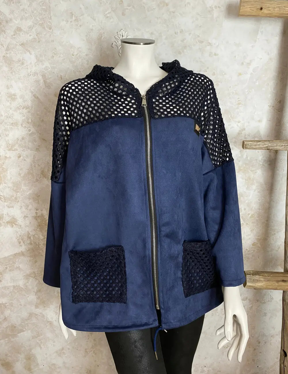 Jakku pehmeällä nupukkipinnalla, verkkoneuloshuppu ja taskut, vetoketju edessä, kiristysnauhat helmassa ja täyspitkät hihat