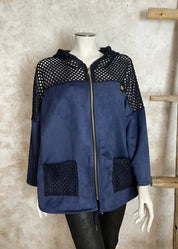 Jakku pehmeällä nupukkipinnalla, verkkoneuloshuppu ja taskut, vetoketju edessä, kiristysnauhat helmassa ja täyspitkät hihat