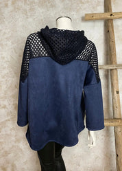 Jakku pehmeällä nupukkipinnalla, verkkoneuloshuppu ja taskut, vetoketju edessä, kiristysnauhat helmassa ja täyspitkät hihat