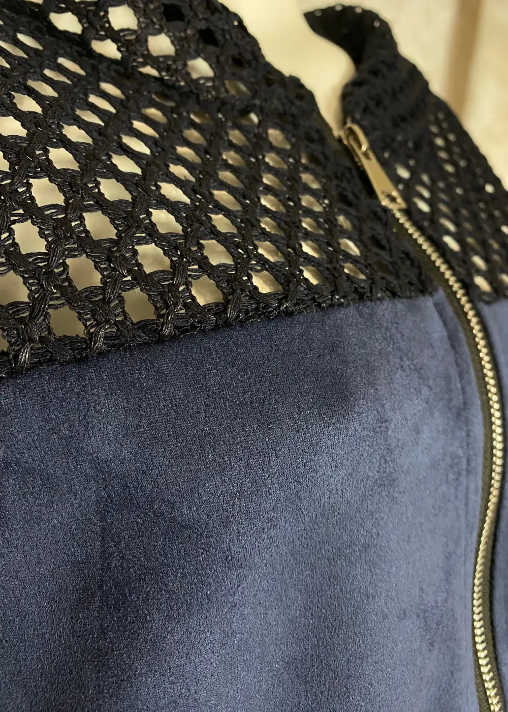 Jakku pehmeällä nupukkipinnalla, verkkoneuloshuppu ja taskut, vetoketju edessä, kiristysnauhat helmassa ja täyspitkät hihat