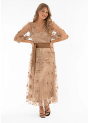 Pitkä juhlahame läpinäkyvästä mesh-kankaasta, kohokukkakoristeet ja köynnöskirjailut, A-linjainen, joustava alushame, kuminauhavyötärö, romanttinen kullansävy