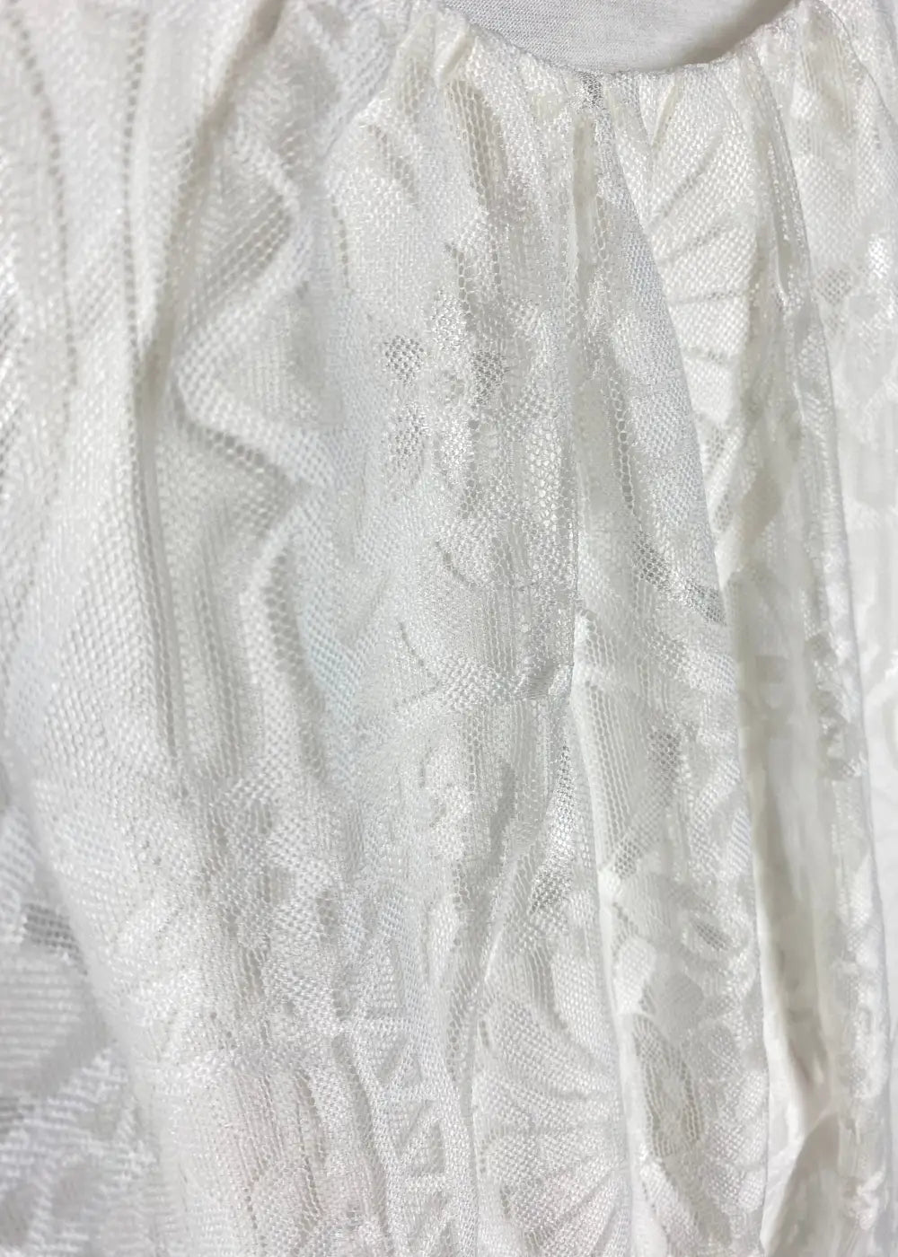 Naisten valkoinen pitsipusero kirjailulla, läpikuultava mesh-kangas, kiinteä alustoppi, vajaamittaiset hihat ja pussihelmainen malli