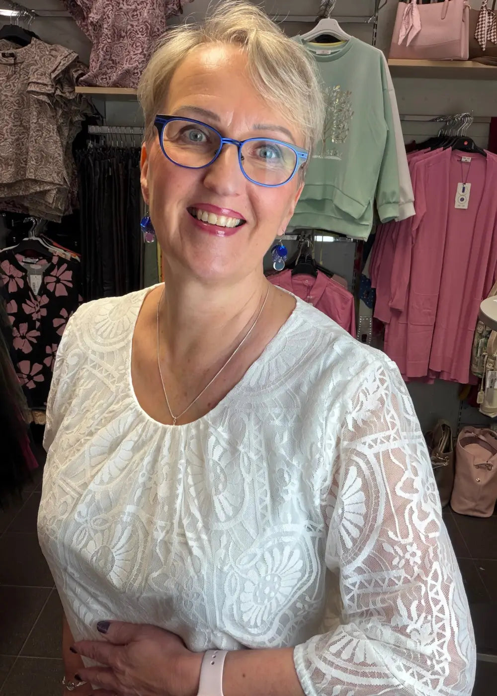 Naisten valkoinen pitsipusero kirjailulla, läpikuultava mesh-kangas, kiinteä alustoppi, vajaamittaiset hihat ja pussihelmainen malli