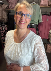 Naisten valkoinen pitsipusero kirjailulla, läpikuultava mesh-kangas, kiinteä alustoppi, vajaamittaiset hihat ja pussihelmainen malli