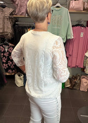 Naisten valkoinen pitsipusero kirjailulla, läpikuultava mesh-kangas, kiinteä alustoppi, vajaamittaiset hihat ja pussihelmainen malli