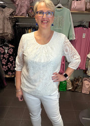 Naisten valkoinen pitsipusero kirjailulla, läpikuultava mesh-kangas, kiinteä alustoppi, vajaamittaiset hihat ja pussihelmainen malli