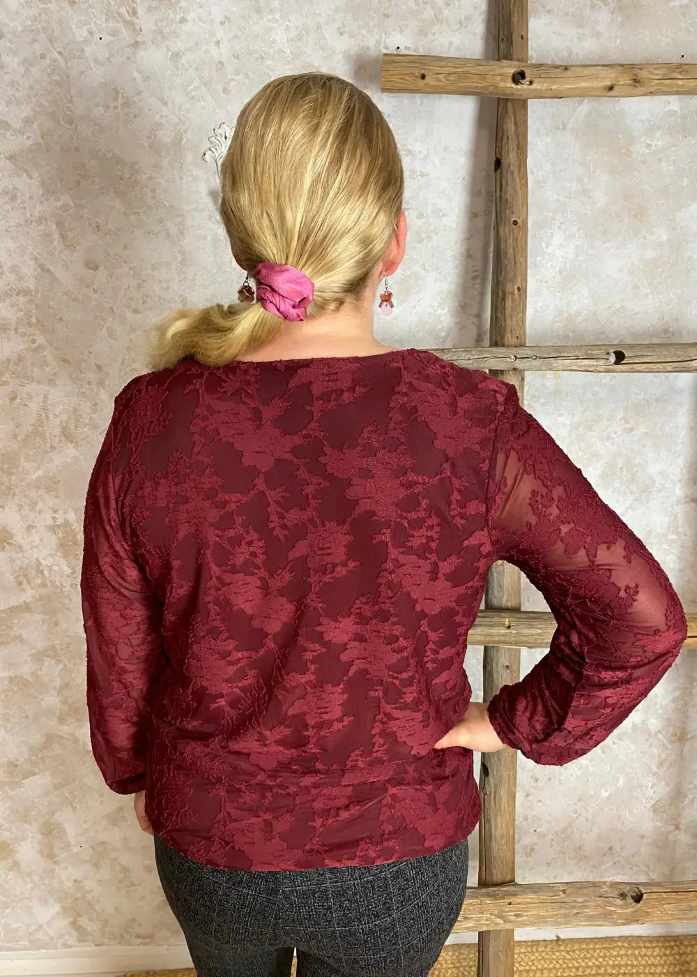 Juhlapusero tekstuurisesta materiaalista, sievät laskokset, läpikuultavat hihat ja rypytetty helma luovat eleganttia ilmettä.