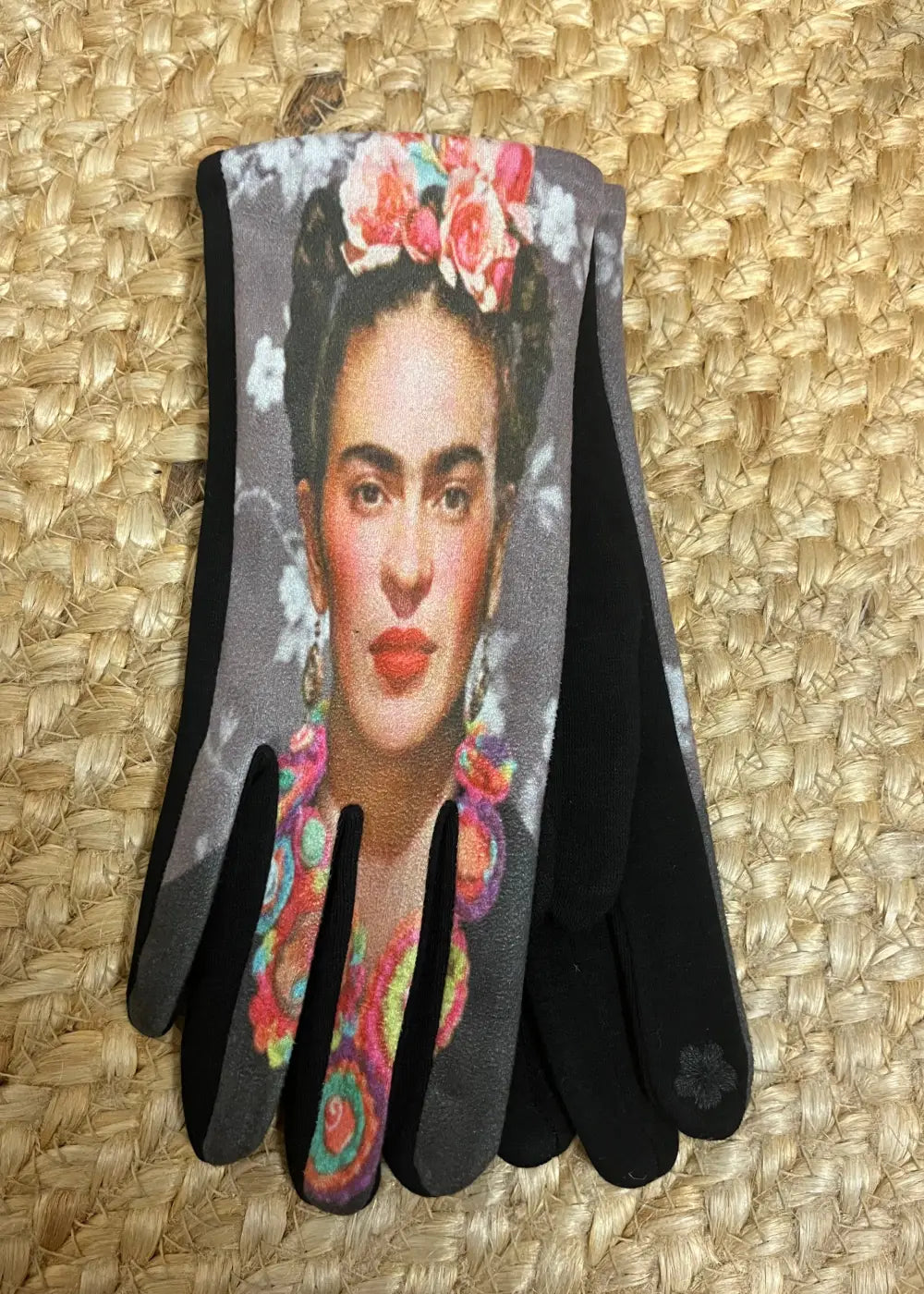 Frida Kahlo -inspiroimat mokkamaiset käsineet samettivuorella – lämpimät, tyylikkäät ja täydelliset lahjaksi.