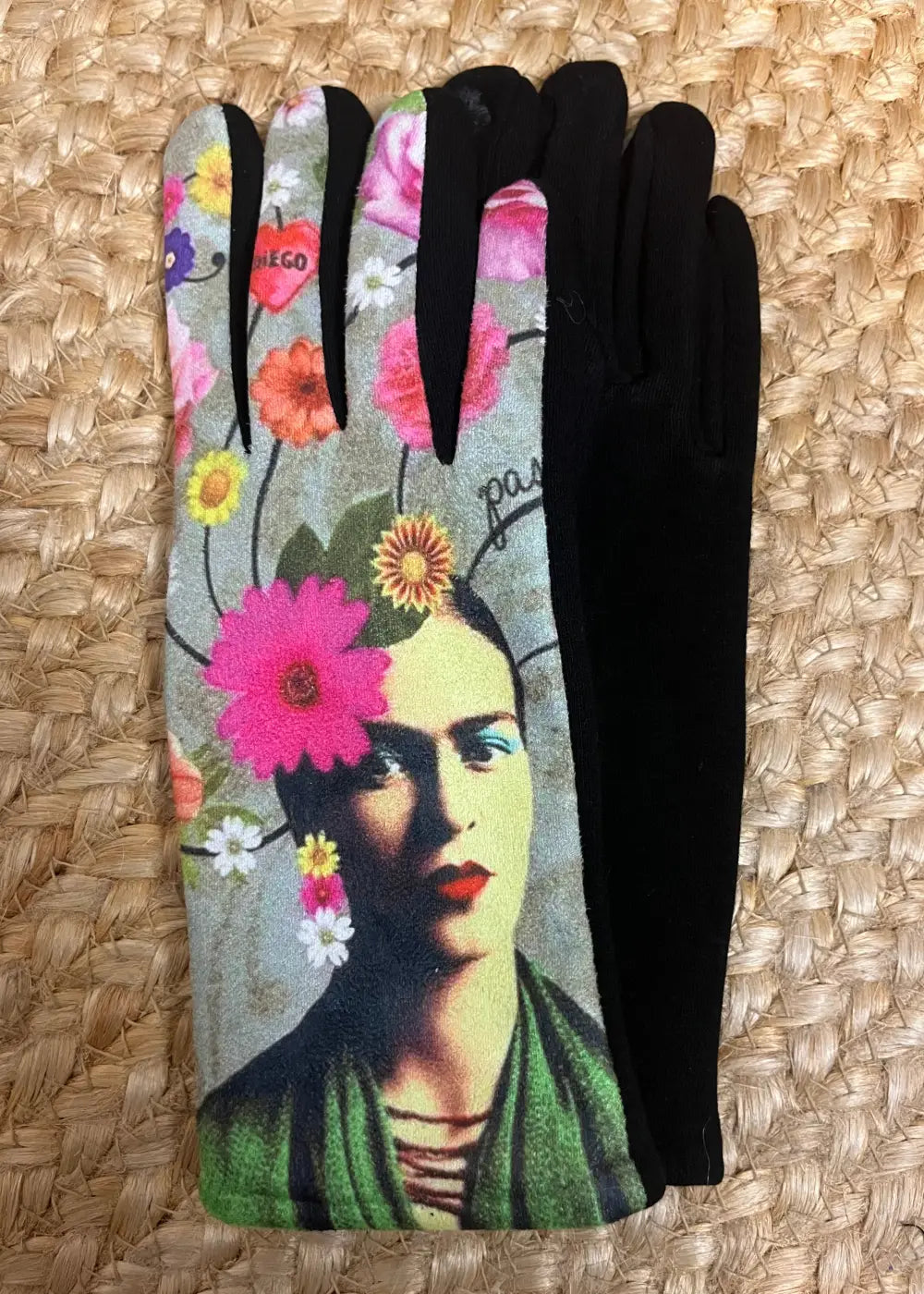 Frida Kahlo -inspiroimat mokkamaiset käsineet samettivuorella – lämpimät, tyylikkäät ja täydelliset lahjaksi.