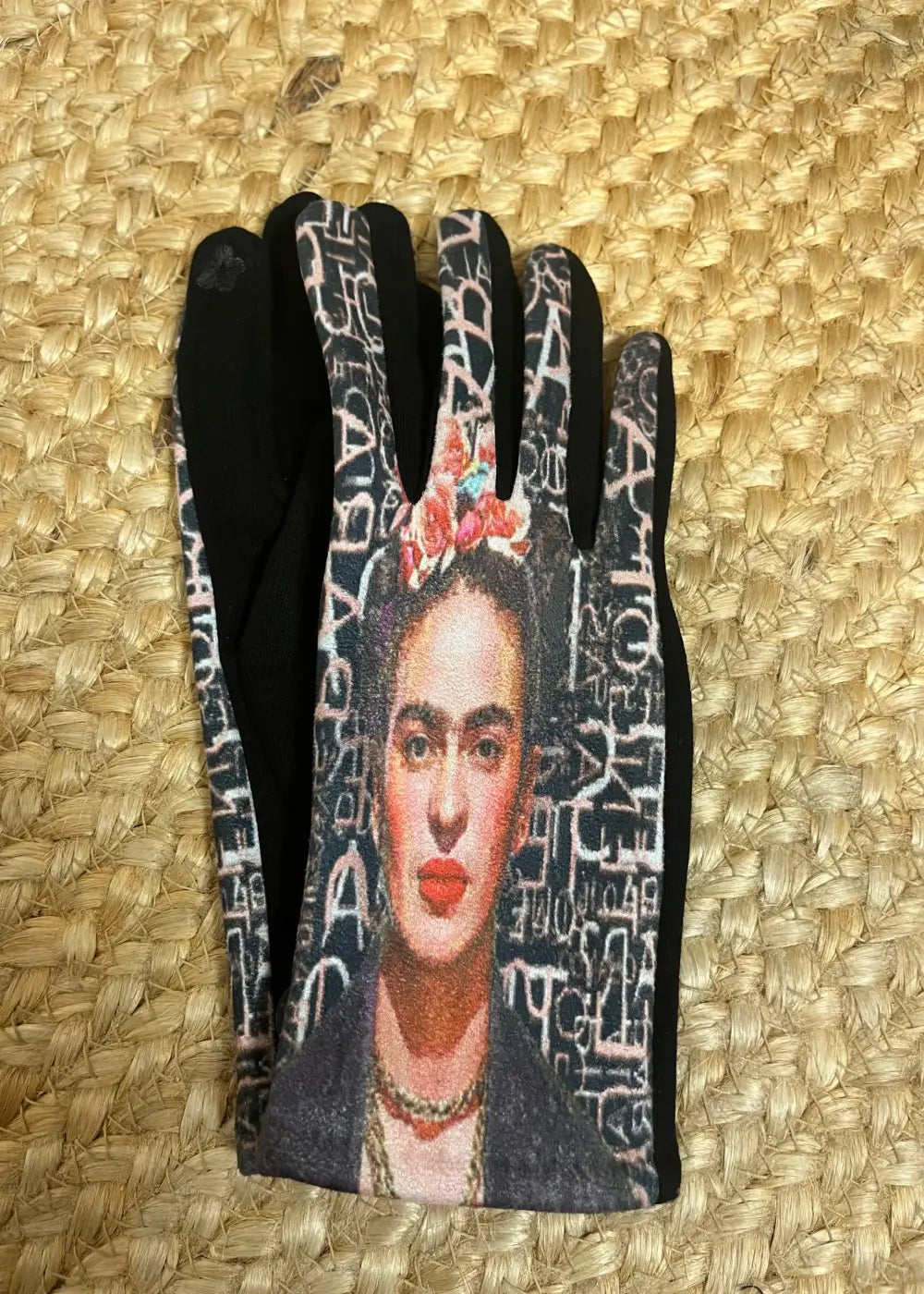 Frida Kahlo -inspiroimat mokkamaiset käsineet samettivuorella – lämpimät, tyylikkäät ja täydelliset lahjaksi.