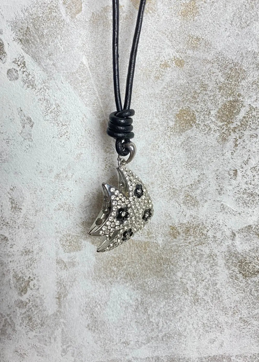 Pitkä kalakaulakoru nahkamaisella nauhalla, korumetalli, nikkelivapaa, pituus 50–53 cm, tyylikäs asuste itselle tai lahjaksi