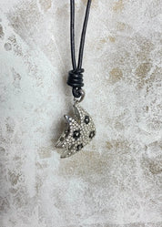 Pitkä kalakaulakoru nahkamaisella nauhalla, korumetalli, nikkelivapaa, pituus 50–53 cm, tyylikäs asuste itselle tai lahjaksi