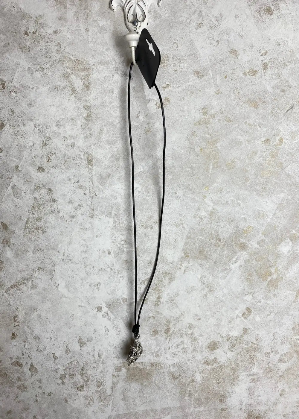 Pitkä kalakaulakoru nahkamaisella nauhalla, korumetalli, nikkelivapaa, pituus 50–53 cm, tyylikäs asuste itselle tai lahjaksi