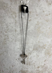 Pitkä avainkaulakoru nahkamaisella nauhalla, korumetalli, nikkelivapaa, pituus 50–53 cm, tyylikäs asuste itselle tai lahjaksi