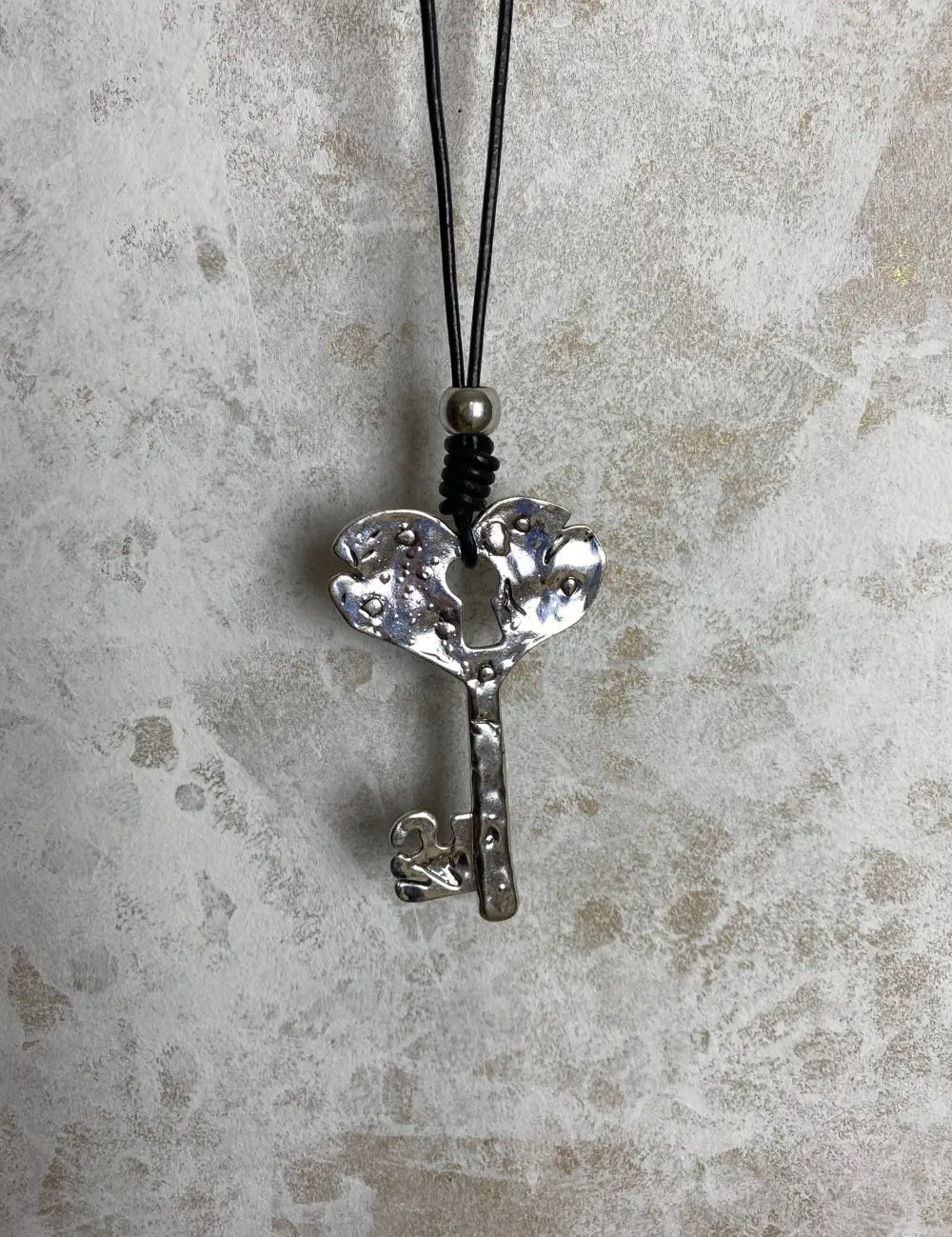 Pitkä avainkaulakoru nahkamaisella nauhalla, korumetalli, nikkelivapaa, pituus 50–53 cm, tyylikäs asuste itselle tai lahjaksi