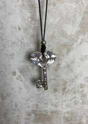 Pitkä avainkaulakoru nahkamaisella nauhalla, korumetalli, nikkelivapaa, pituus 50–53 cm, tyylikäs asuste itselle tai lahjaksi