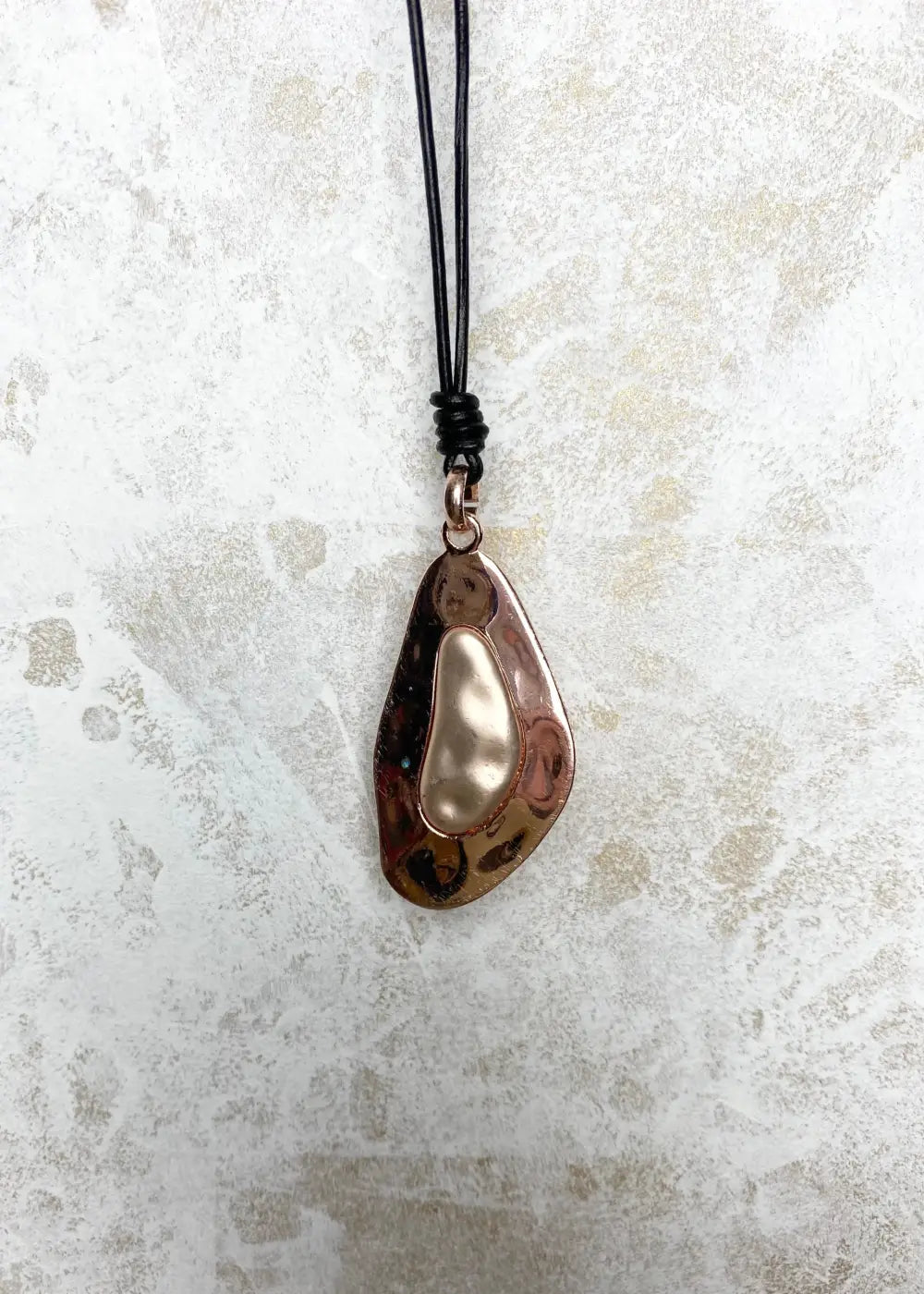 Pitkä ruusukultainen kaulakoru nahkamaisella nauhalla, korumetalli, nikkelivapaa, pituus 50–53 cm, tyylikäs asuste itselle tai lahjaksi