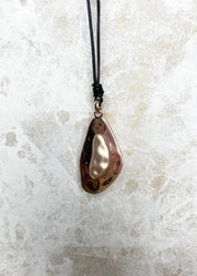 Pitkä ruusukultainen kaulakoru nahkamaisella nauhalla, korumetalli, nikkelivapaa, pituus 50–53 cm, tyylikäs asuste itselle tai lahjaksi