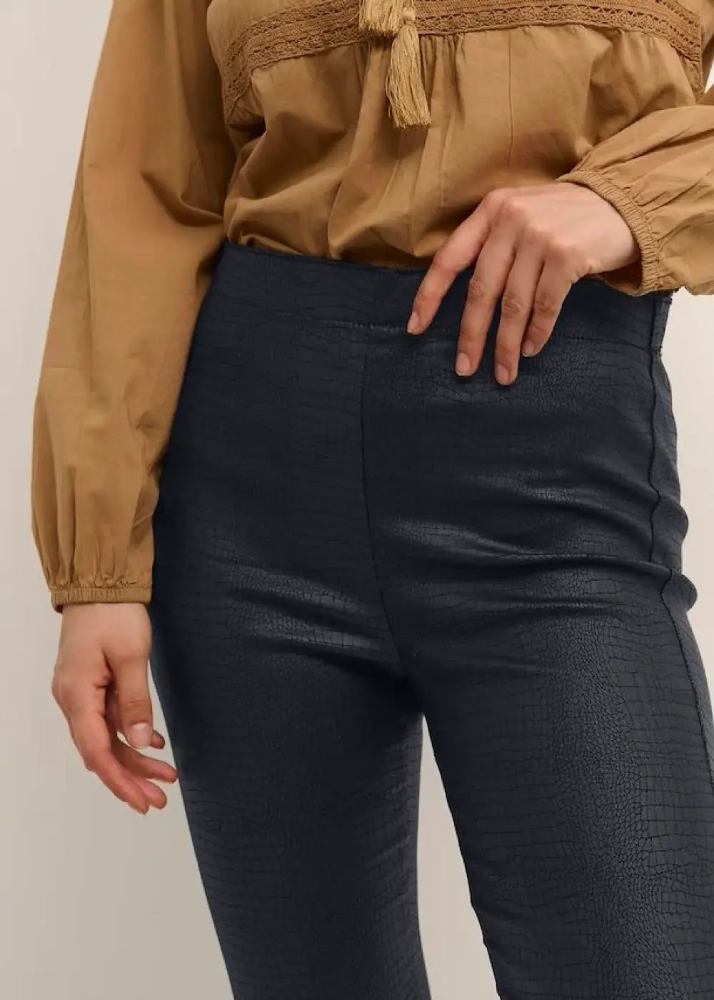 Koutattu jeggins cream tabea musta 0923 - housut