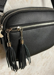 Olkalaukku laadukkaasta keinonahasta, kaksi osastoa ja vetoketjutaskut, säädettävä olkahihna, kompakti koko arkeen