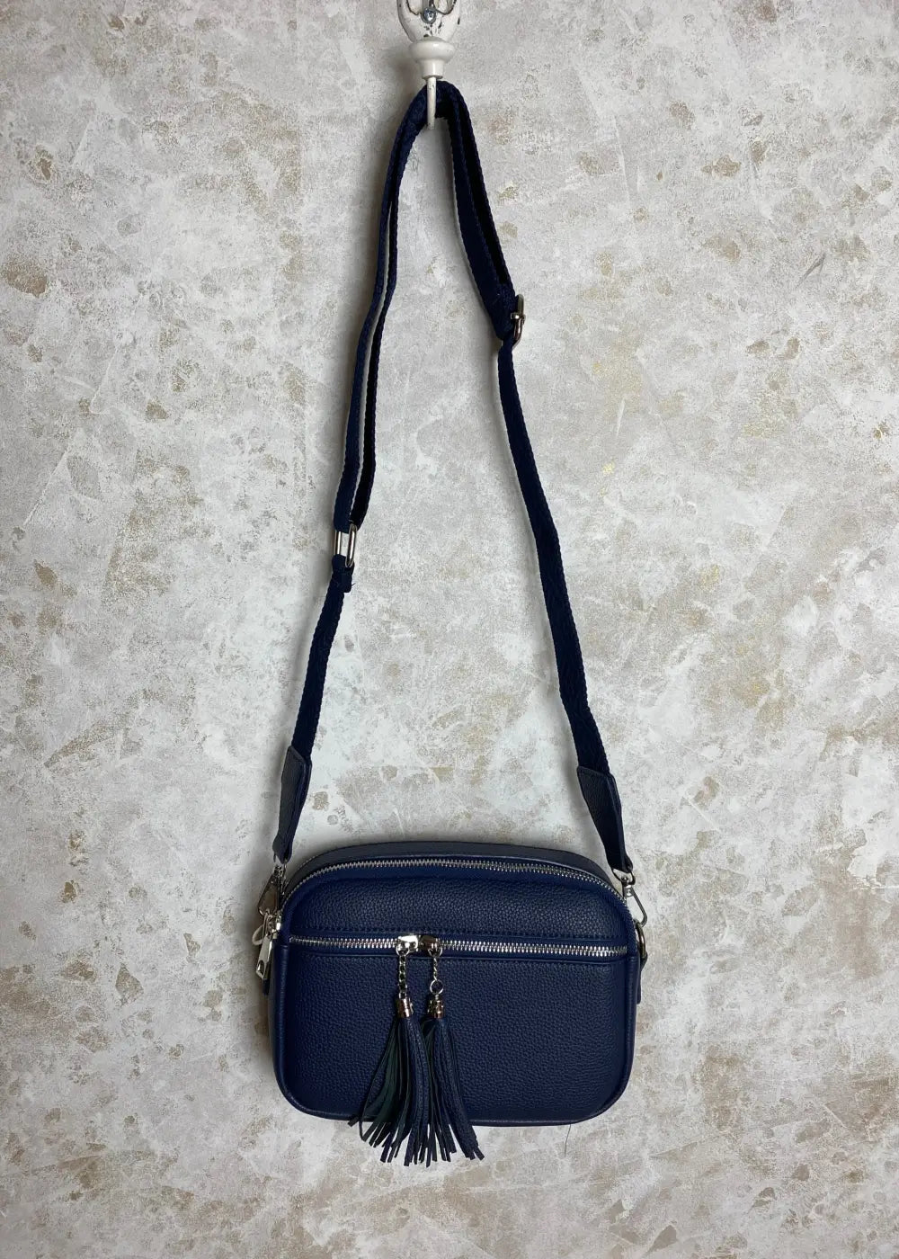 Olkalaukku laadukkaasta keinonahasta, kaksi osastoa ja vetoketjutaskut, säädettävä olkahihna, kompakti koko arkeen