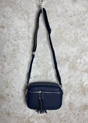 Olkalaukku laadukkaasta keinonahasta, kaksi osastoa ja vetoketjutaskut, säädettävä olkahihna, kompakti koko arkeen