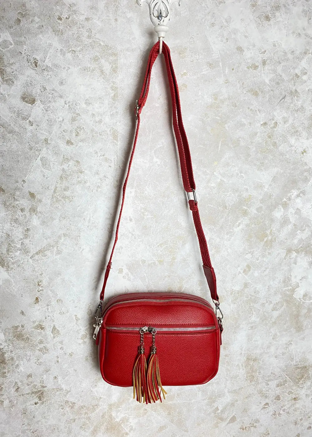 Olkalaukku laadukkaasta keinonahasta, kaksi osastoa ja vetoketjutaskut, säädettävä olkahihna, kompakti koko arkeen