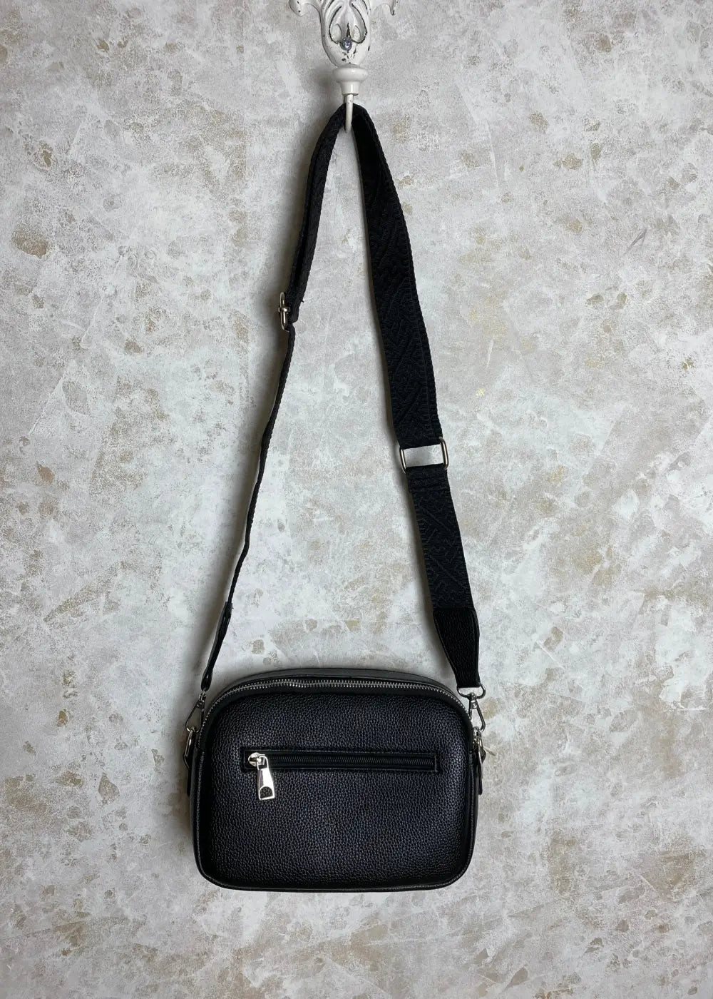 Olkalaukku laadukkaasta keinonahasta, kaksi osastoa ja vetoketjutaskut, säädettävä olkahihna, kompakti koko arkeen